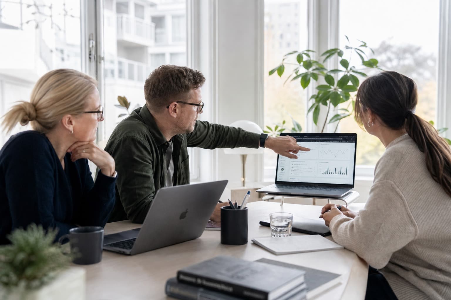 Solcellsfokus redaktion arbetar med research och innehåll